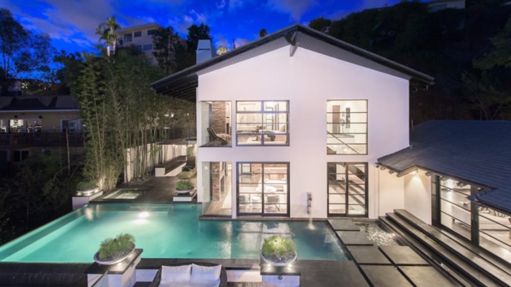 Calvin Harris vende la villa da 10 milioni di dollari Harris-backyard-e1453232337367